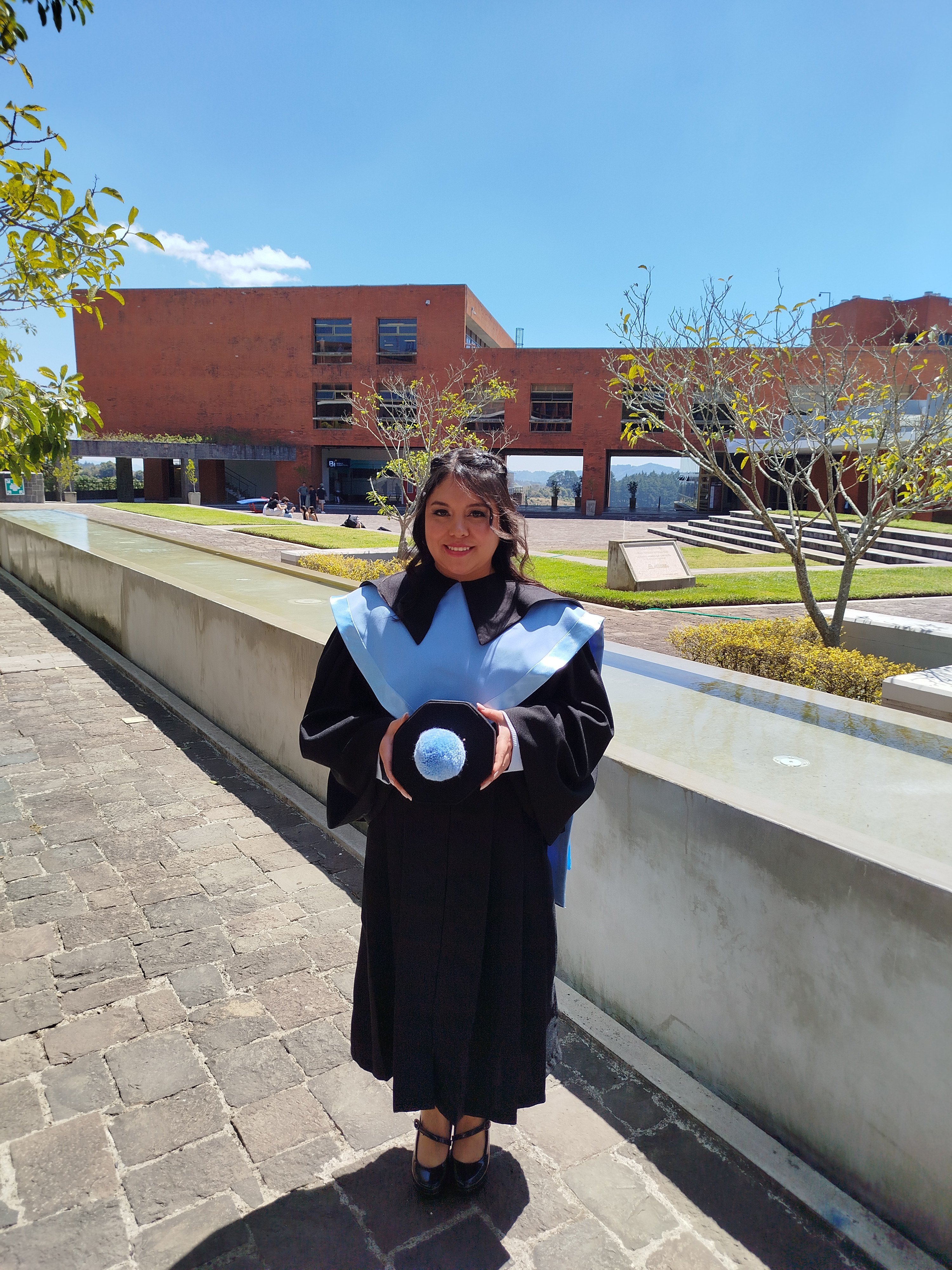 Victoria Elizabeth en su graduacion - cuerpo completo